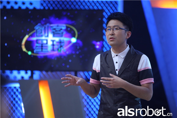 于欣龙现场演示创意拼装套件中零件组装,并展示仿生蛇机器人 于欣龙现场演示创意拼装套件中零件组装,并展示仿生蛇机器人