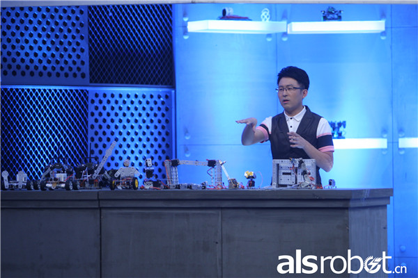 于欣龙现场演示创意拼装套件中零件组装,并展示仿生蛇机器人 于欣龙现场演示创意拼装套件中零件组装,并展示仿生蛇机器人