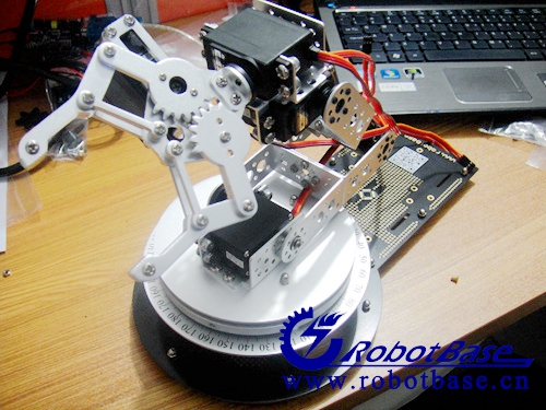 机械臂安装完成