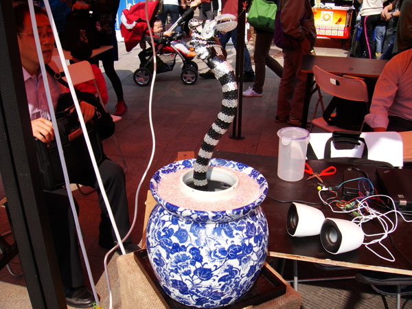 上海创客嘉年华展示的机器蛇