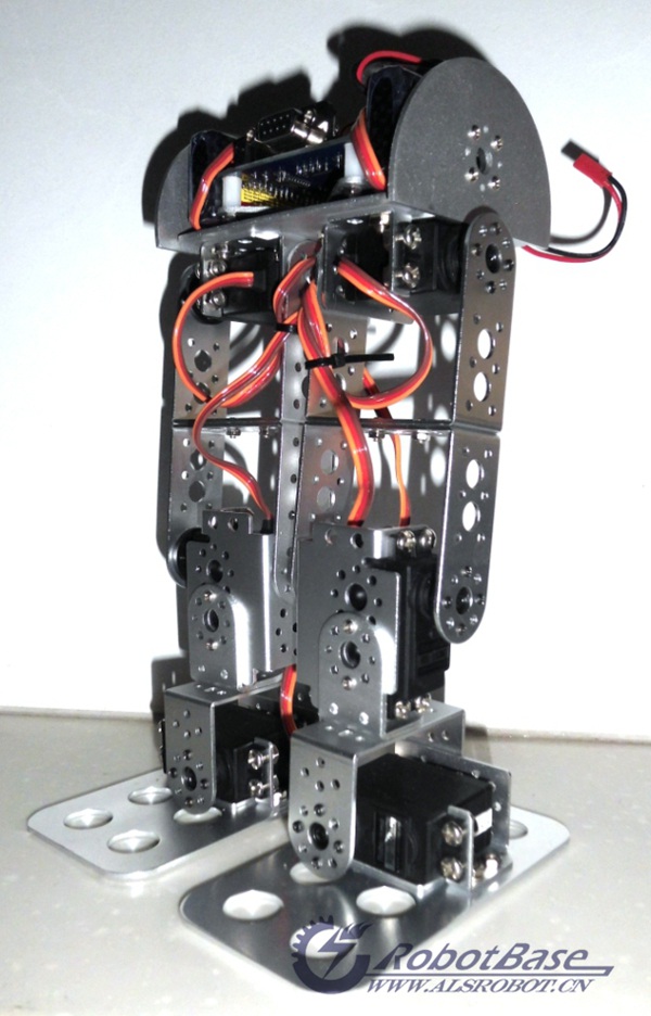 刚刚组装成的铝合金舵机支架6DOF双足机器人
