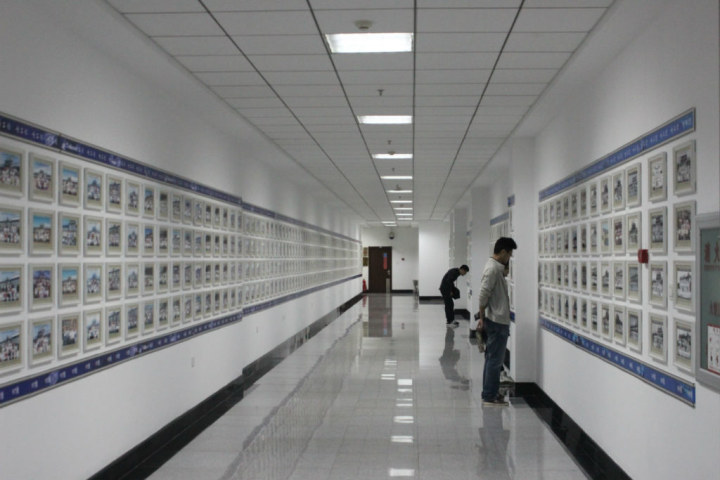 通往启航剧场的墙上布满军工60年各个时期的毕业生照片