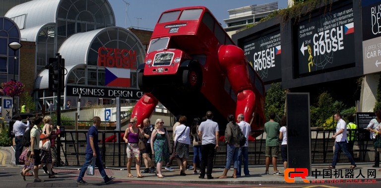 会做俯卧撑的双层大巴机器人