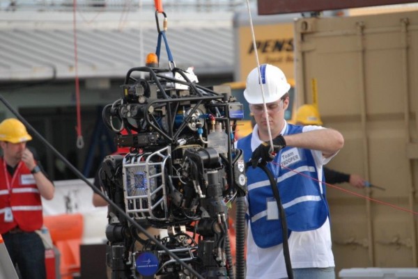 比赛测评包含8项内容，包括机器人的自主判断和感知能力、强度、灵敏度等。