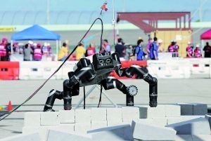 NASA喷射推进实验室的机器人RoboSimian跃过散落砖块