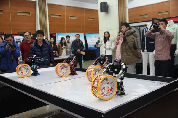 此次启动仪式由各个院校带来舞蹈机器人,拳击机器人等各种展示