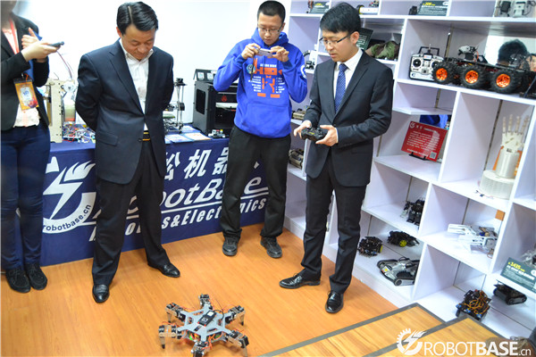 仿蜘蛛爬行机器人演示