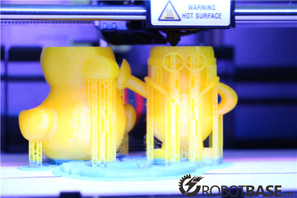 鸭鸭公仔与当红明星小黄人合影