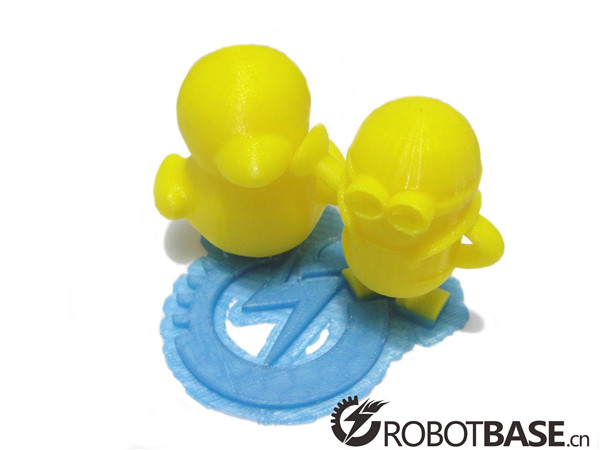 鸭鸭公仔与当红明星小黄人合影