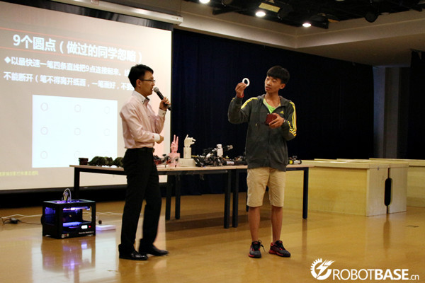 于欣龙为答对的同学赠送小礼物