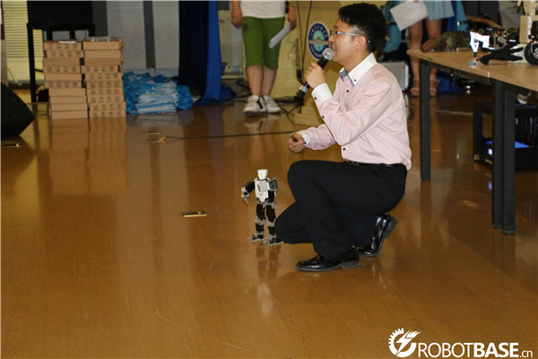 于欣龙操作机器人与现场同学交流