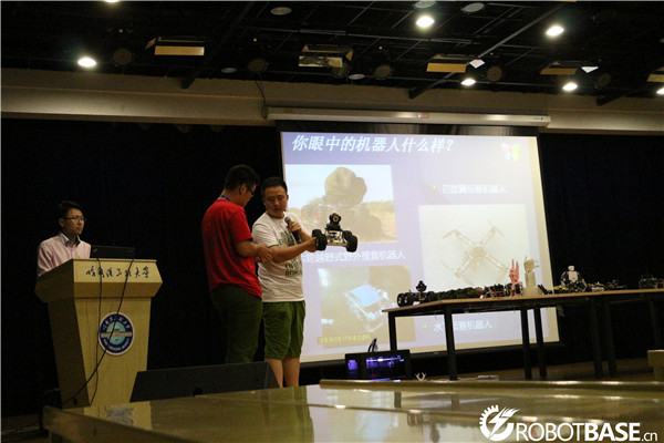 同学上台体验4WD越野机器人