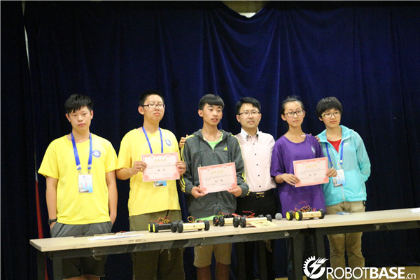 于欣龙与获奖选手合影留念