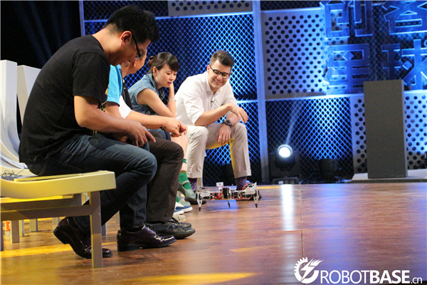 嘉宾被仿蜘蛛爬行机器人吸引啦