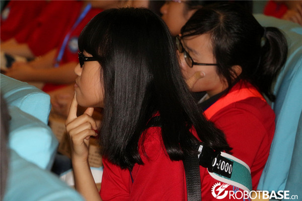 同学们完全被讲座所吸引啦