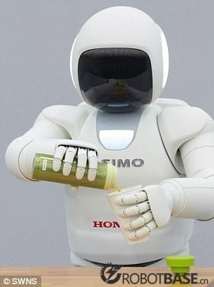 机器人服务生正在倒酒