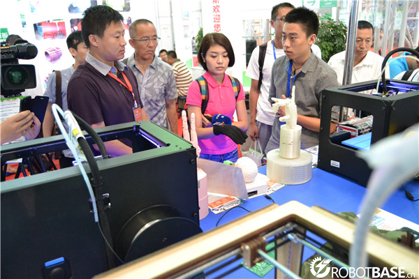 黑龙江电视台记者正在体验智能操控3D打印灵巧手