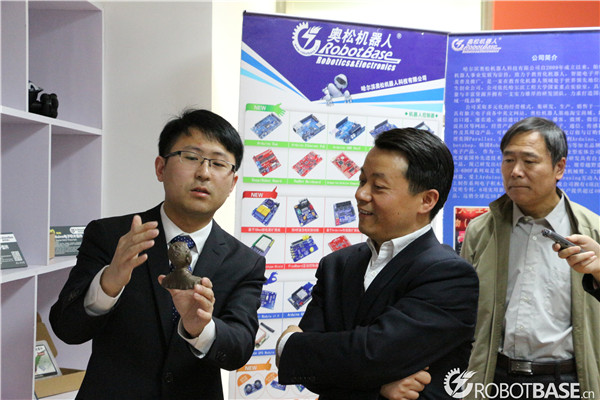 奥松机器人于欣龙向傅振邦书记汇报3D打印技术成果