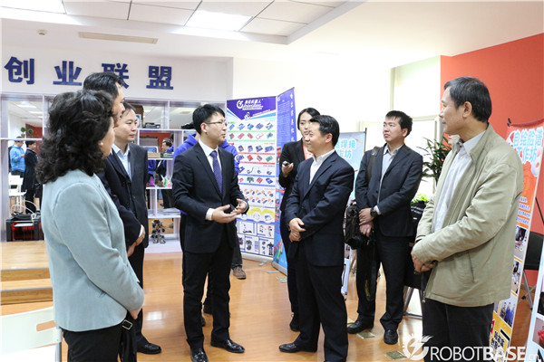 傅振邦书记对奥松机器人的发展进行指导