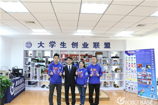 奥松机器人合影留念